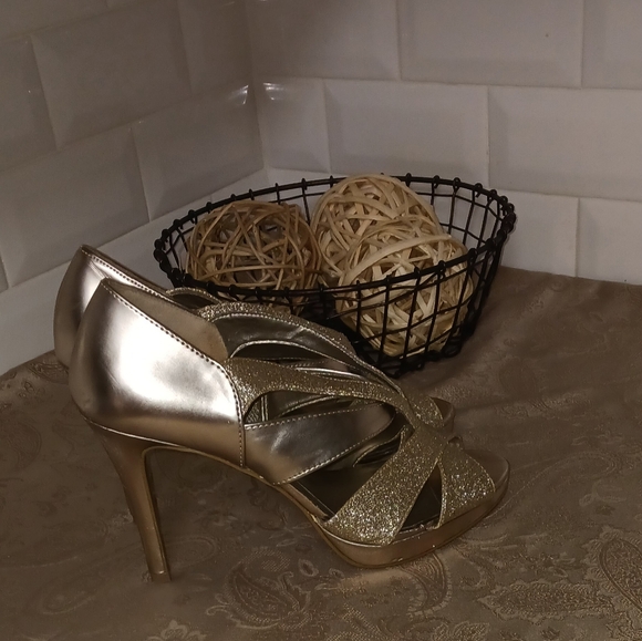 Fioni Gold Open Toed Heels Size 9 - Picture 6 of 12